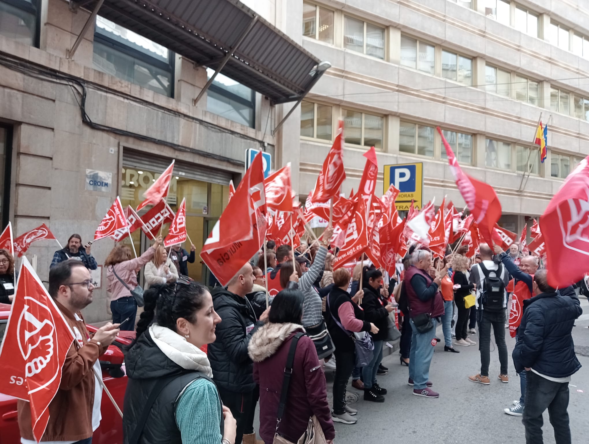 Las trabajadoras del sector de la limpieza se manifiestan frente a la ...