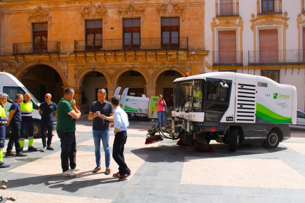 Las personas trabajadoras de la empresa municipal de limpieza de Lorca, LIMUSA, van a iniciar actos de protesta y reclamaciones judiciales ante el acoso y la presión a que están siendo sometidas