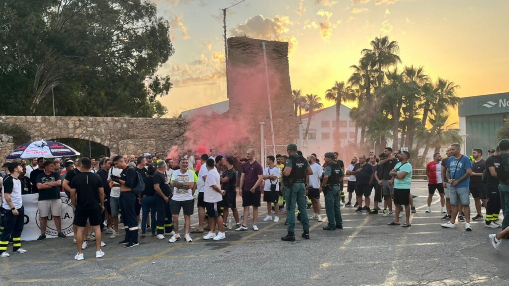 Segunda jornada de huelga de empleados auxiliares en el astillero de Navantia en Cartagena