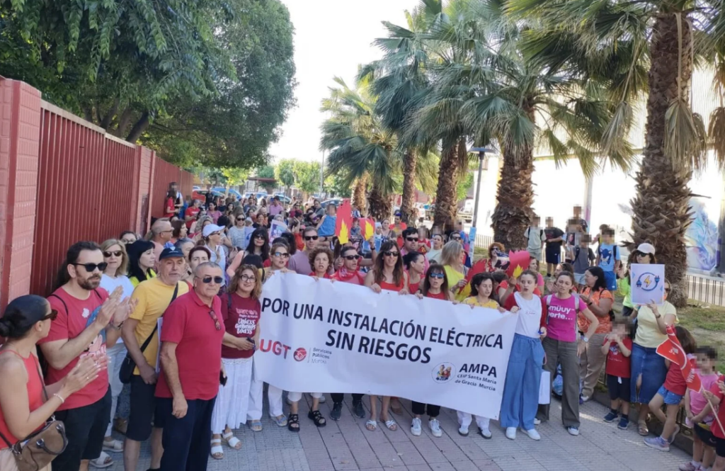 La comunidad educativa del CEIP Santa María de Gracia denuncia el abandono institucional ante el grave riesgo eléctrico del centro