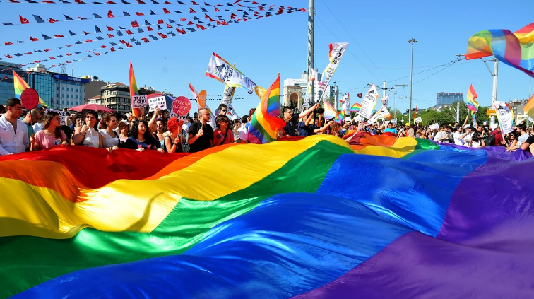 UGT pide a todas las instituciones que no colaboren con organizaciones que atentan contra las personas LGTBIQ+