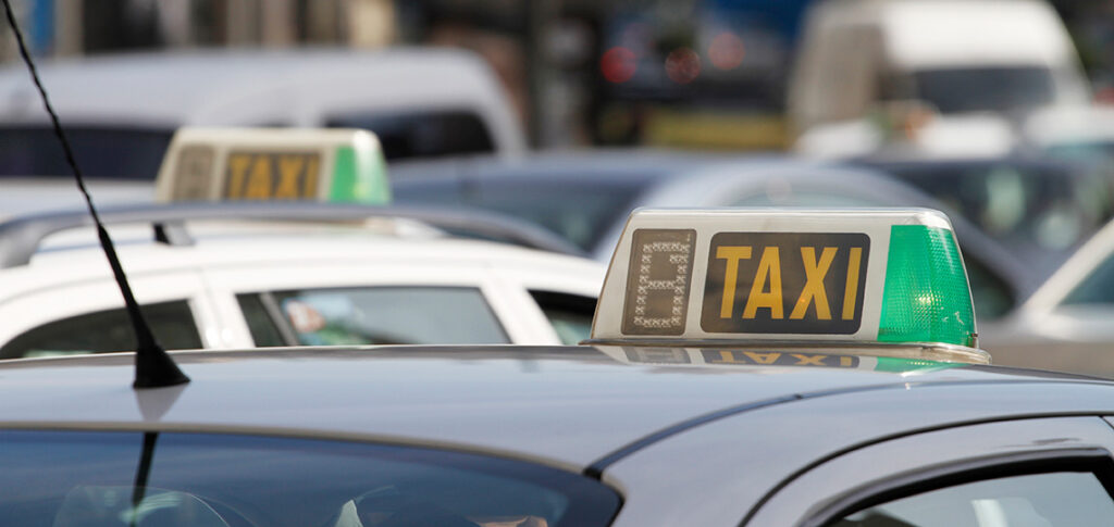 Medio centenar de municipios de siete comunidades presentan barreras normativas que impiden a las personas con VIH trabajar como taxistas